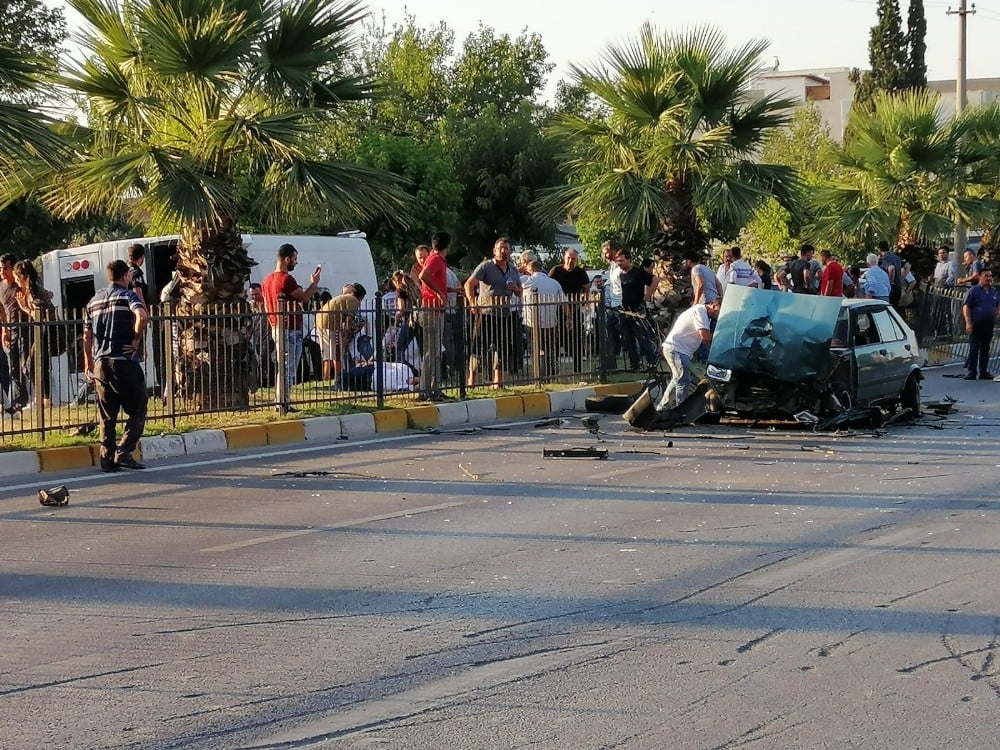 İşçi servisi ile otomobil çarpıştı: 14 yaralı 