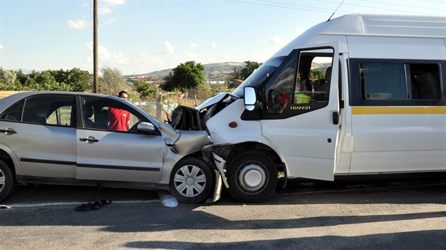 İşçi servisi ile otomobil çarpıştı: 20 yaralı