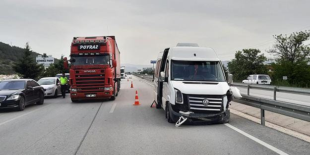 İşçi servisi ile otomobil çarpıştı: 8 yaralı