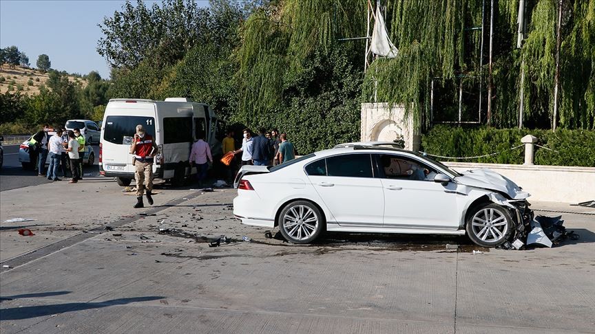 İşçi servisi ile otomobil çarpıştı