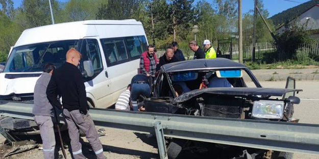 İşçi servisi ile otomobil çarpıştı: Yaralılar var