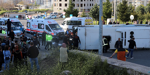 Can pazarı! İşçi servisi ile TIR çarpıştı: 33 yaralı