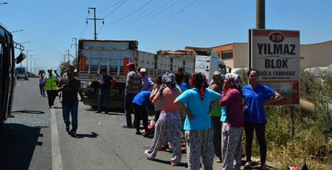 İşçi servisi kamyona arkadan çarptı: 7 yaralı