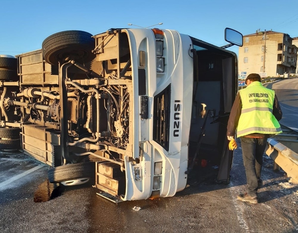 İşçi servisi kaza yaptı: 12 yaralı 