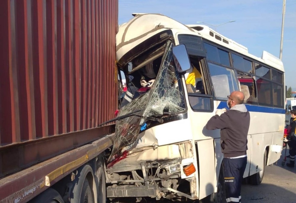 İşçi servisi park halindeki tıra çarptı: 1 ölü 15 yaralı 