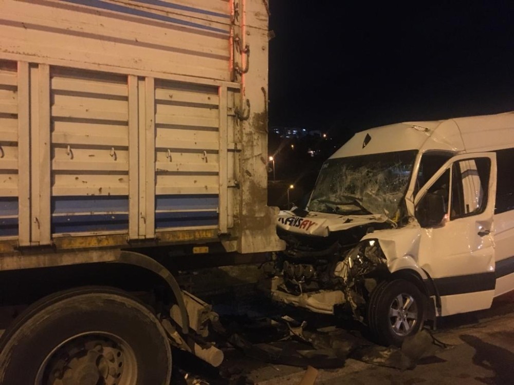 İşçi servisi seyir halindeki kamyona arkadan çarptı: 12 yaralı 