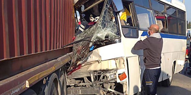 İşçi servisi TIR'a çarptı: Ölü ve yaralılar var