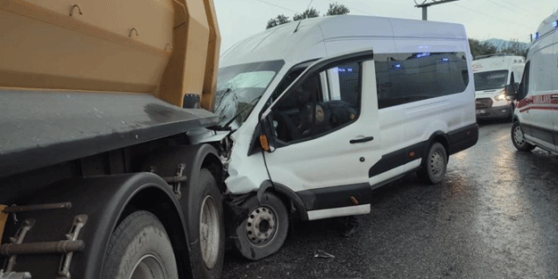 İşçi servisiyle hafriyat kamyonu çarpıştı
