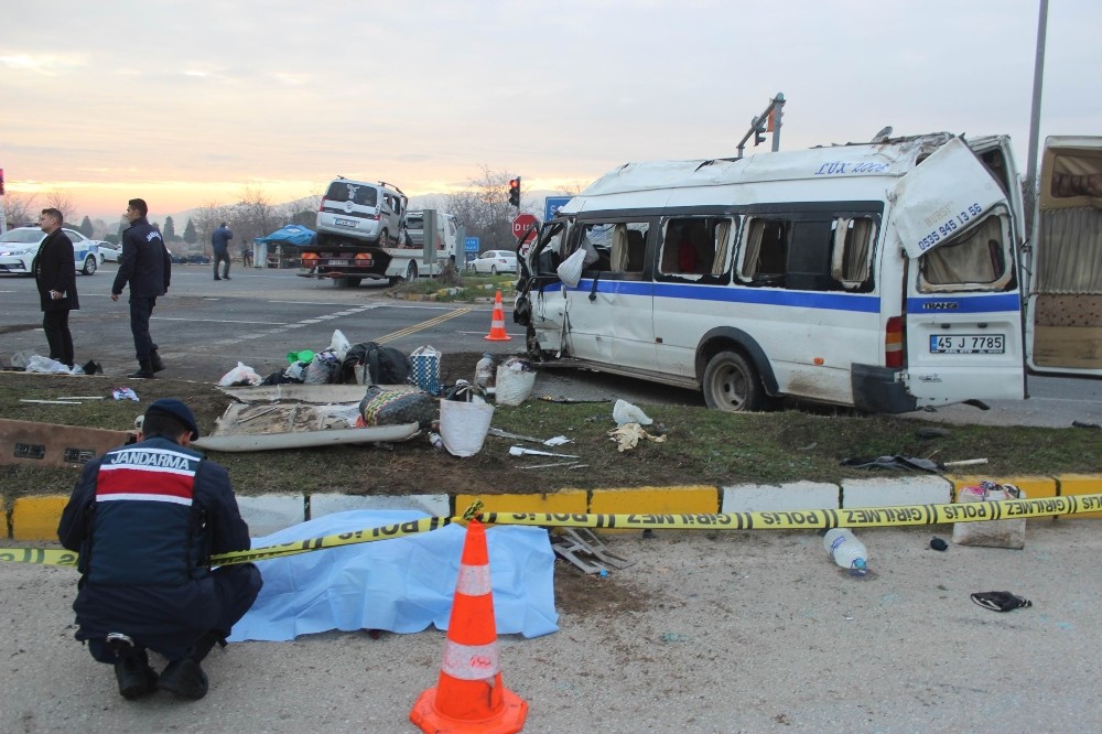 İşçi servisiyle kamyonet çarpıştı: 1 ölü, 24 yaralı 