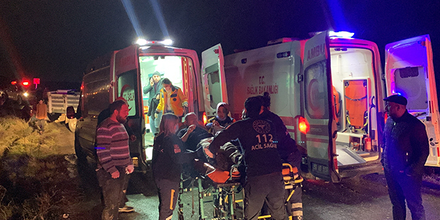 İşçi servisiyle kamyonet kafa kafaya çarpıştı: 1 ölü, 20 yaralı