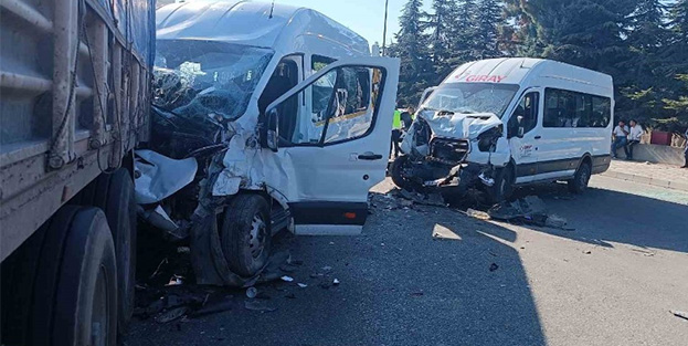 İşçi servisleri kafa kafaya çarpıştı: 21 yaralı