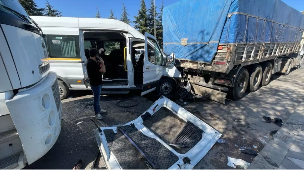 İşçi servisleri kafa kafaya çarpıştı