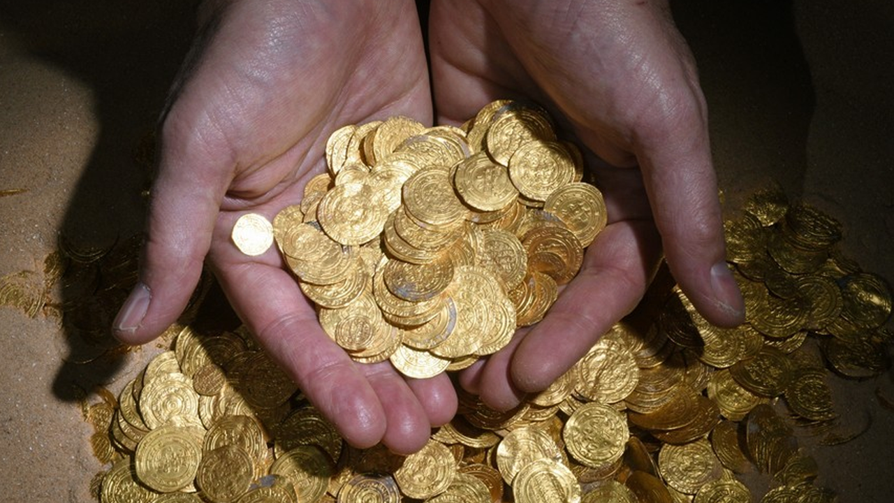 İşçiler restorasyon yaparken hazine buldu!