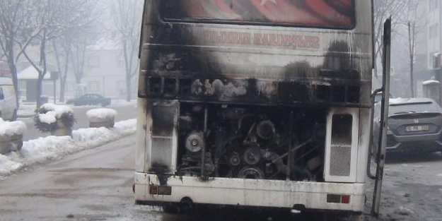 İşçileri almaya giden servis aracı yanmaya başladı