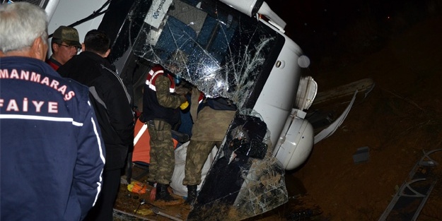 İşçileri taşıyan araç devrildi: 23 yaralı