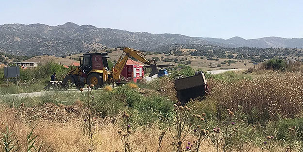 İşçileri taşıyan kamyon ineğe çarptı! 2 ölü, 8 yaralı