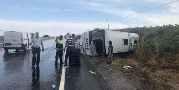 İşçileri taşıyan midibüs devrildi!