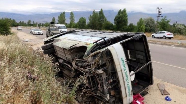 İşçileri taşıyan midibüs kaza yaptı! 20 kişi yaralı
