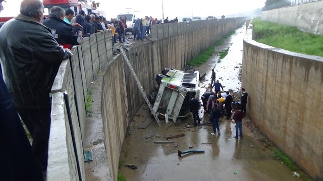 İşçileri taşıyan midibüsü dereye uçtu: 15 yaralı