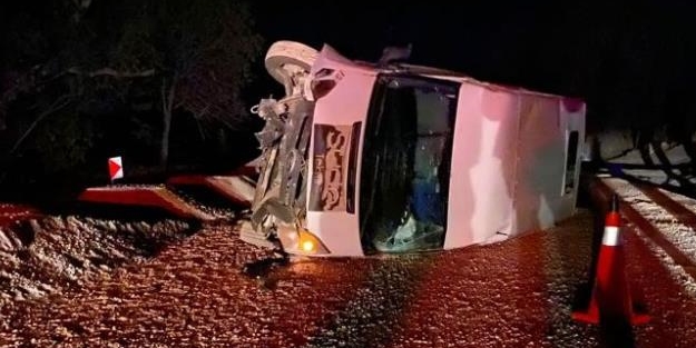 İşçileri taşıyan minibüs devrildi: 13 yaralı