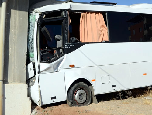 İşçileri taşıyan minibüs kaza yaptı: 10 yaralı