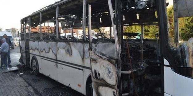 İşçileri taşıyan otobüs alev alev yandı