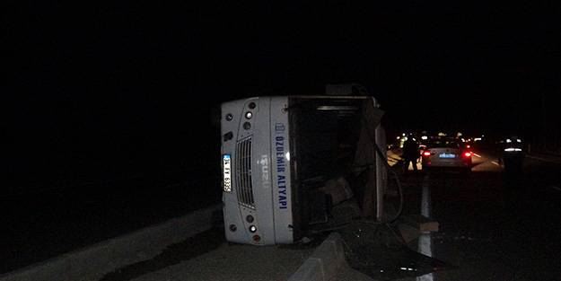 İşçileri taşıyan otobüs devrildi: Yaralılar var
