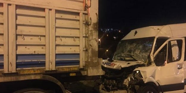 İşçileri taşıyan servis kamyonla çarpıştı: 12 yaralı