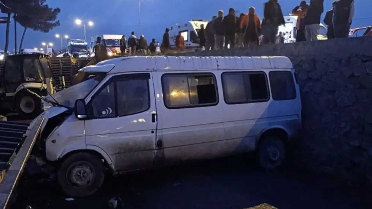 İşçileri taşıyan servis kaza yaptı! Ölü ve yaralılar var