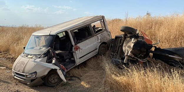İşçileri taşıyan servis minibüsü tarlaya uçtu! Ölü ve yaralılar var