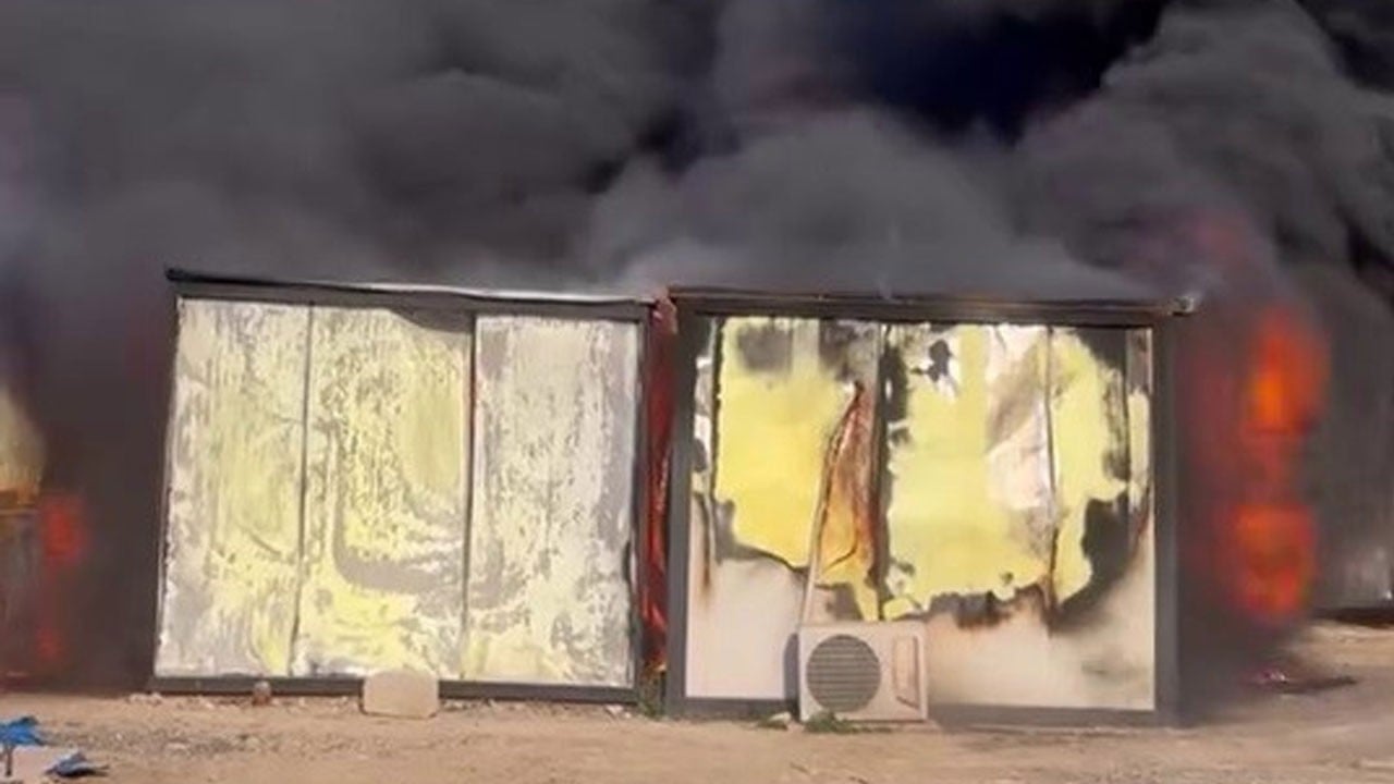 İşçilerin kaldığı konteyner yatakhane alev alev yandı