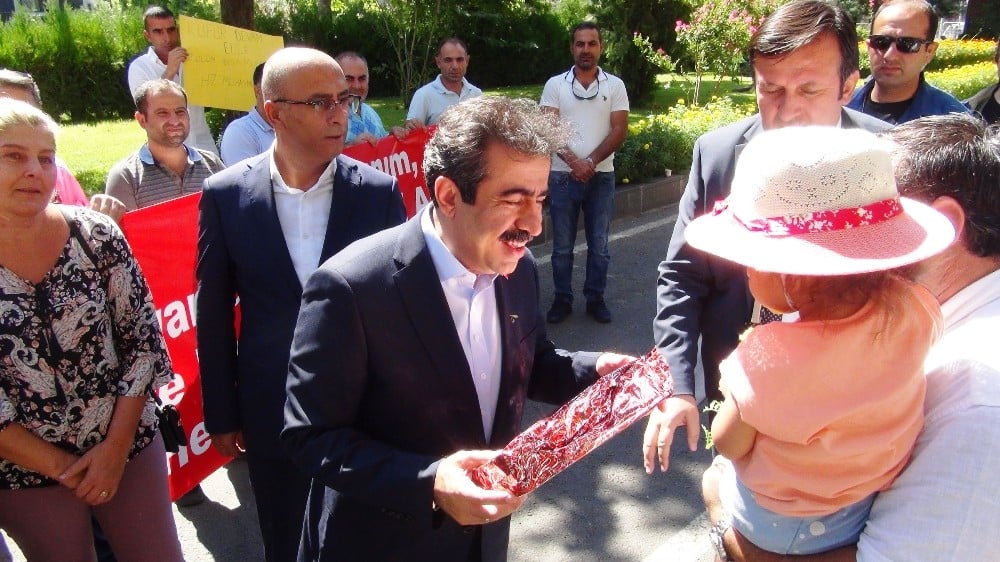 İşe geri dönen şehit ve gazi yakınlarından kayyuma teşekkür karşılaması 