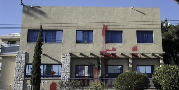 İşgal devletinin büyükelçiliğine boyalı saldırı