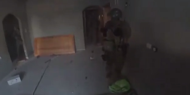 İşgal ettikleri evde köşeye sıkışan katil İsrail askerlerinin çığlıkları kameraya yansıdı!