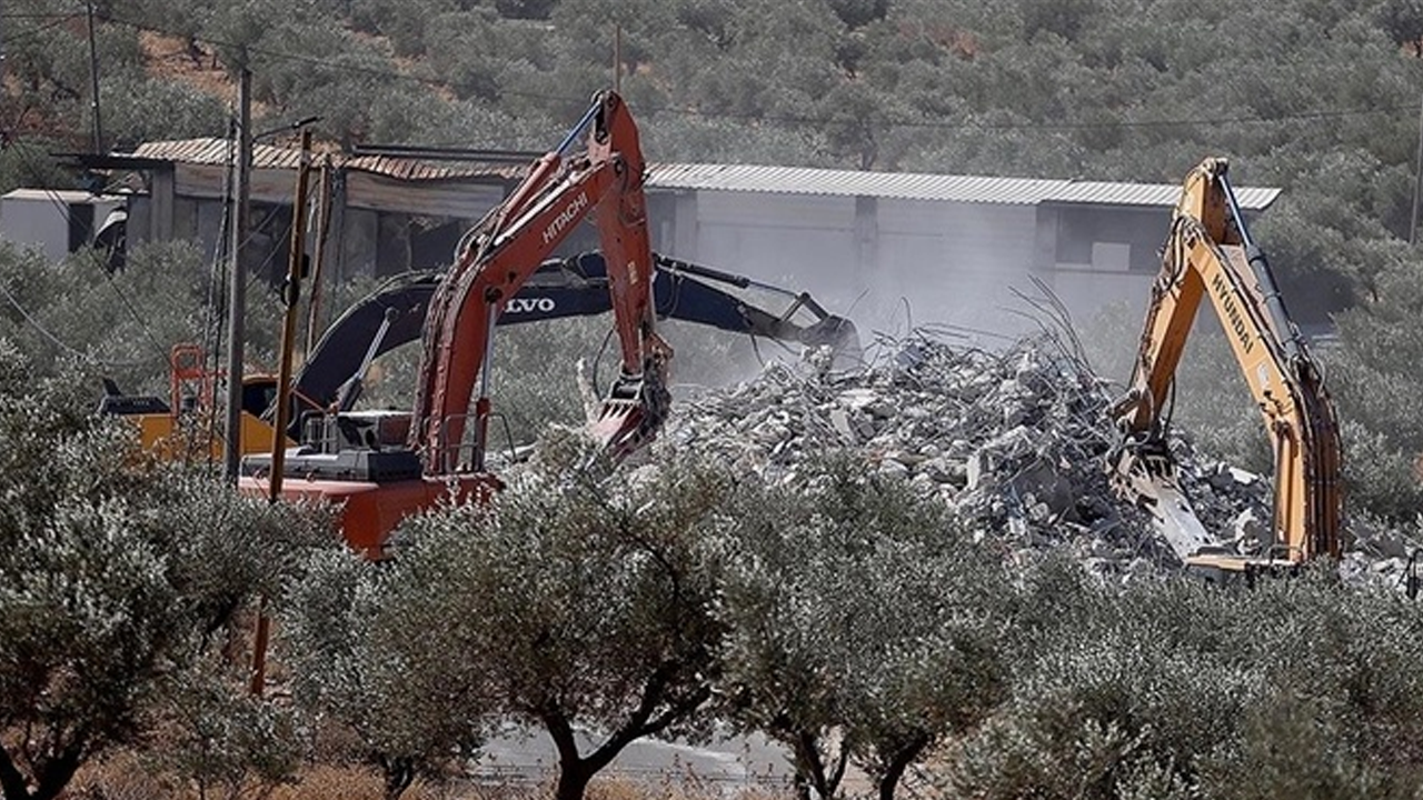 İşgal ordusu, Batı Şeria'da Filistinlilere ait 5 evi yıktı!