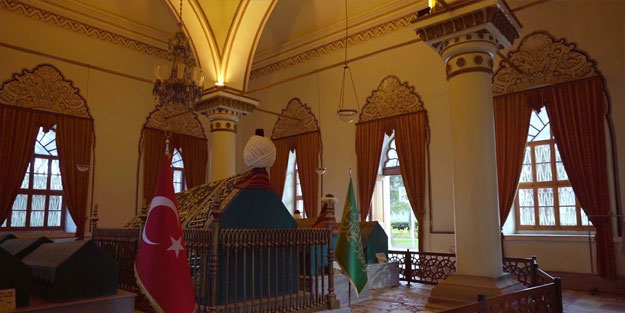 İşgal sırasında Yunan komutan Osman Gazi'nin türbesine tekme atıp kurşun sıktı mı?