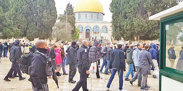 İşgalci fanatikler polis eşliğinde Mescid-i Aksa’ya baskın yaptı