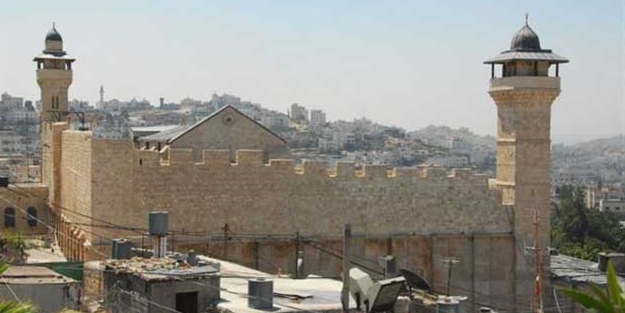 İşgalci israil El-Halil camine girişleri yasakladı
