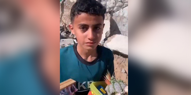 İşgalci İsrail, evini yıktı! Gözyaşlarını saklamaya çalışan çocuk boğazları düğümledi!