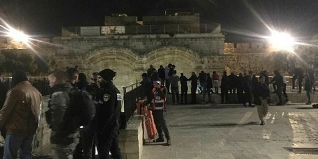 İşgalci İsrail güçleri namaz kılan Müslümanlara saldırdı