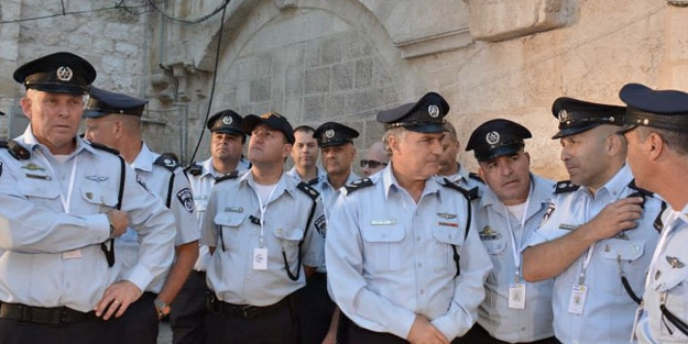 İşgalci İsrail polisi birbirine girdi