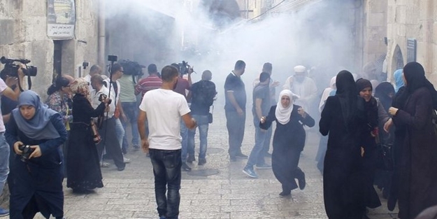 İşgalciler Mescid-i Aksa'da cemaate saldırdı!