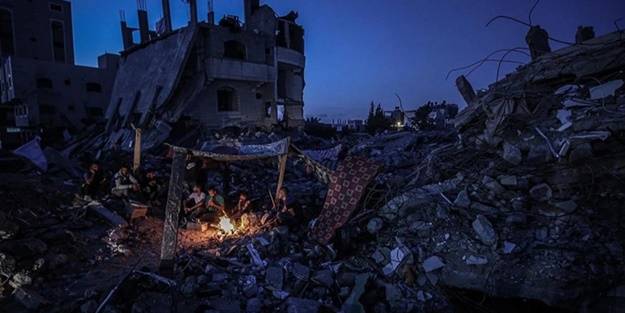 İşgalci İsrail'in bombaladığı evinin enkazında yaşıyor: Gidecek başka yerim yok