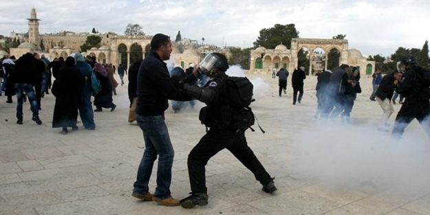 Siyonistlerden Mescid-i Aksa'ya baskın!