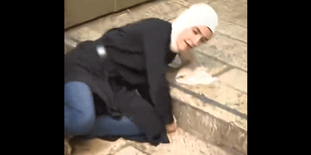 İşgalci Siyonistler yine yaptı yapacağını! Bu kadının tek suçu Mescid-i Aksa'ya girmek