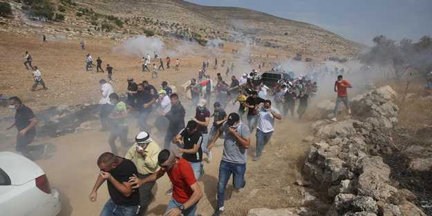 İşgalciler namaz kılan Müslümanlara saldırdı!