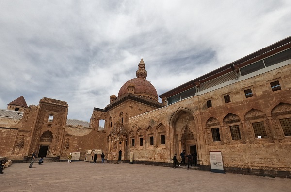 İshak Paşa Sarayı'nı gezip moral buldular