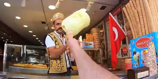 İşi şova çeviren dondurmacı hareketleriyle baş döndürdü!