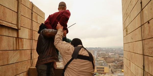 IŞİD iki eşcinseli binadan aşağı attı