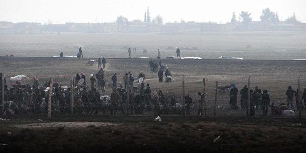 IŞİD ve YPG Türkiye sınırında çatışıyor